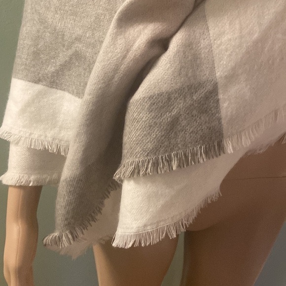 LC Lauren Conrad super soft Shaw! - Picture 3 of 5